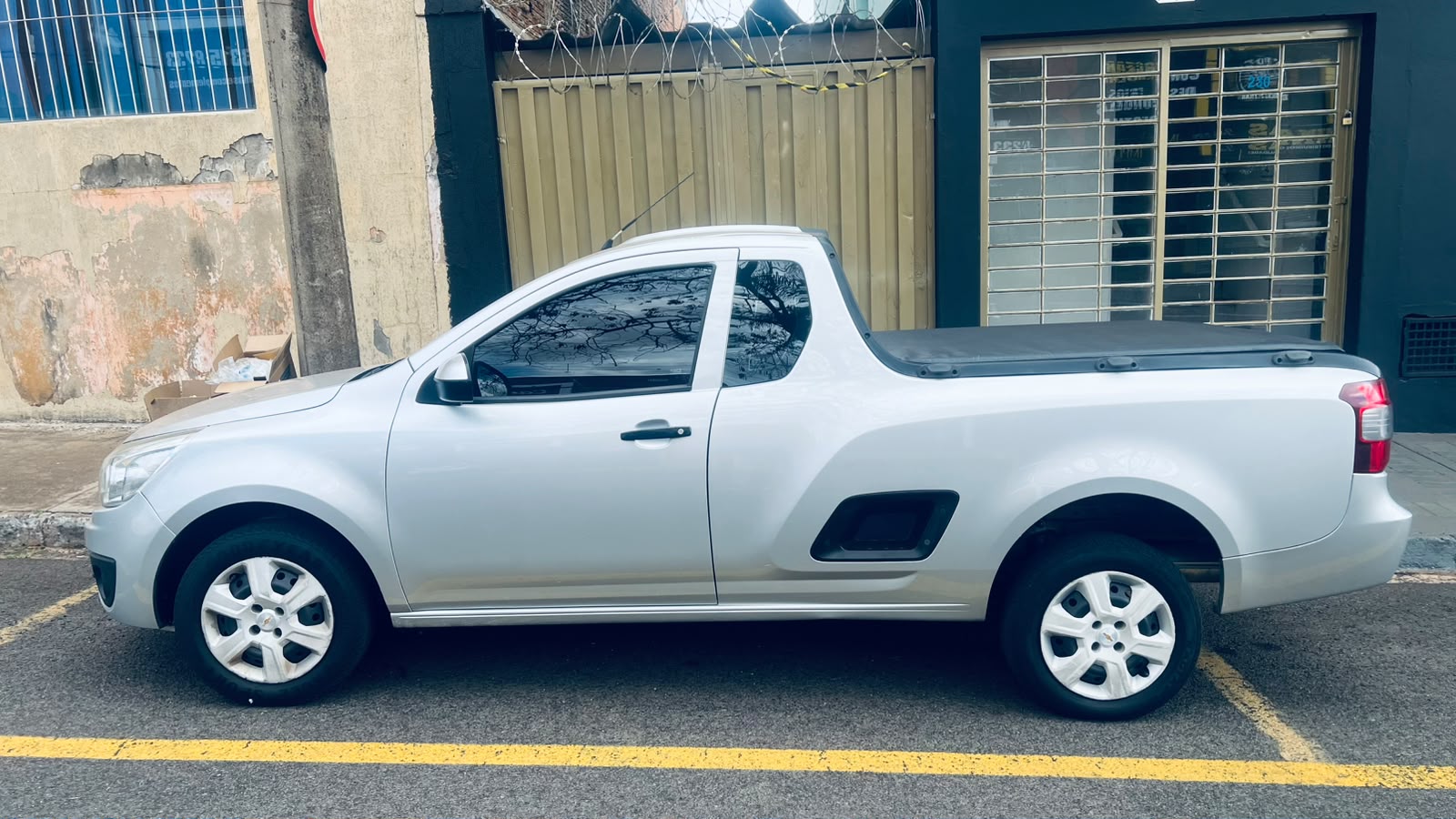 Chevrolet Montana LS 2015 em Uberaba, foto 4