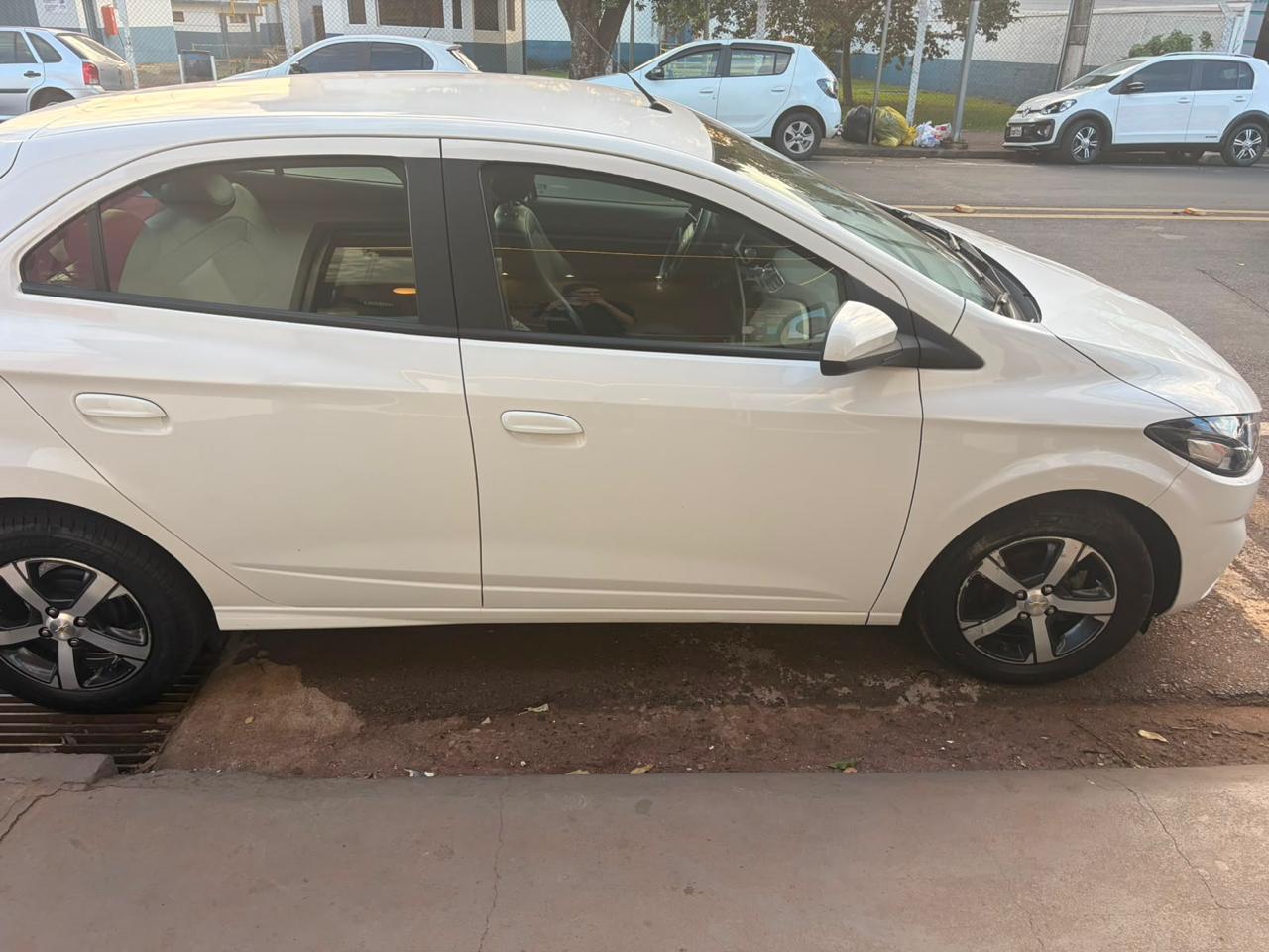 Chevrolet Onix LTZ 2018 em Uberaba, foto 2